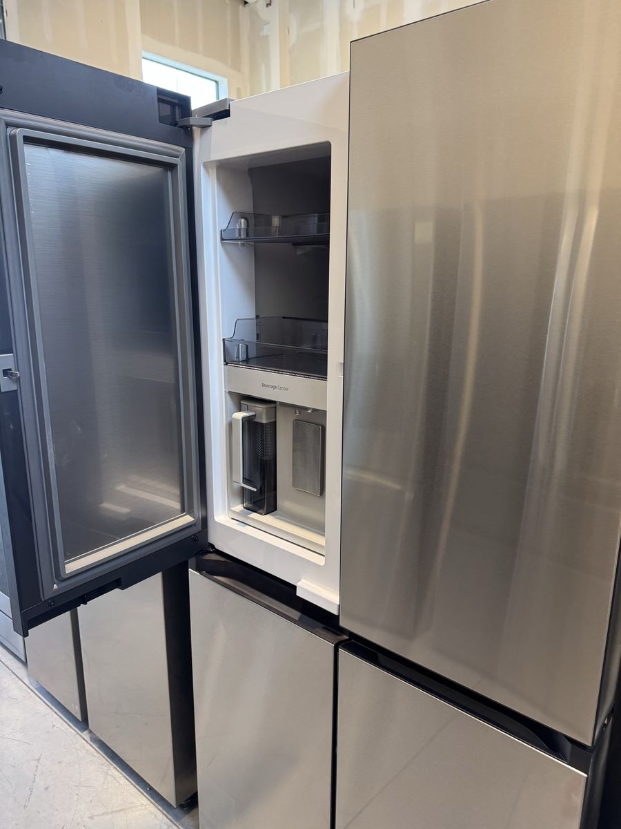 Scratch and Dent Samsung Bespoke 29 CuFt 4 Door Flex Refrigerator
