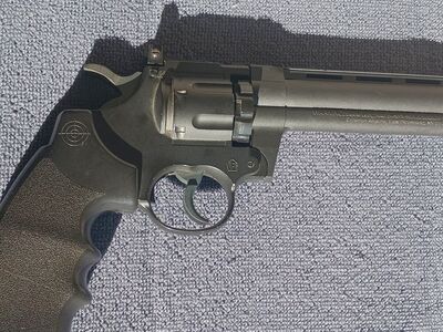 Pellet pistol Crossman..kimber beretta