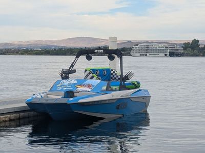 Surf boat rental $250 an hour with driver