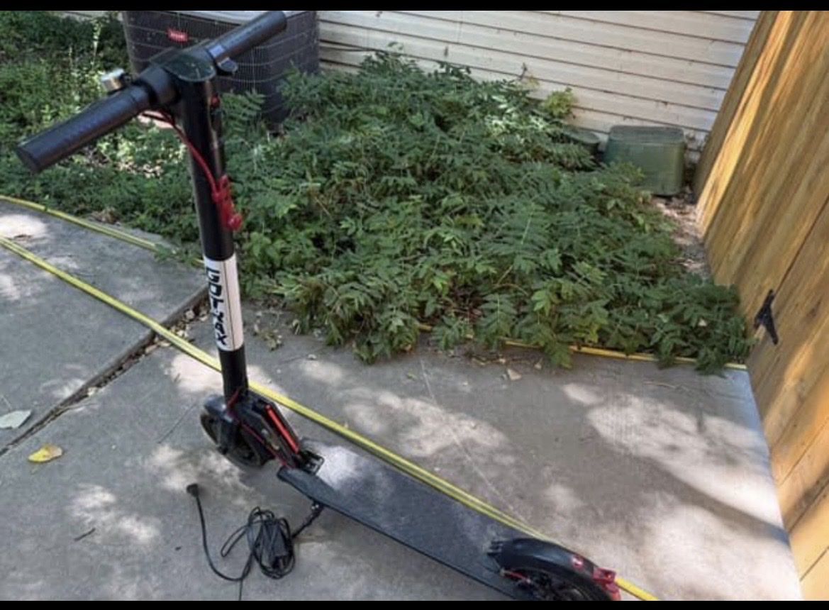 GOTTAX SCOOTER - GREAT PRICE - Motorized Scooter  1/2 price & Perfect for The Summer Time
