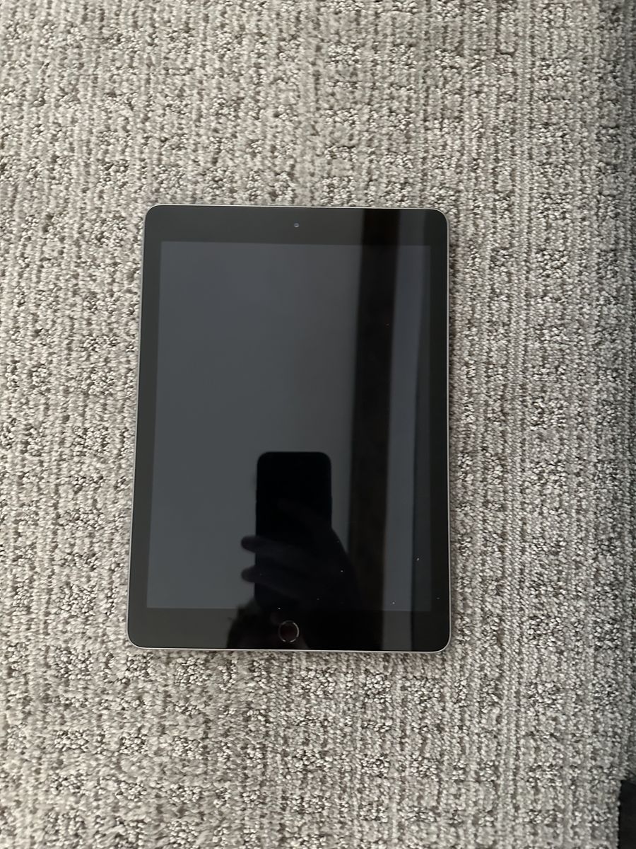 Apple iPad 6th Gen 128GB Wi-Fi