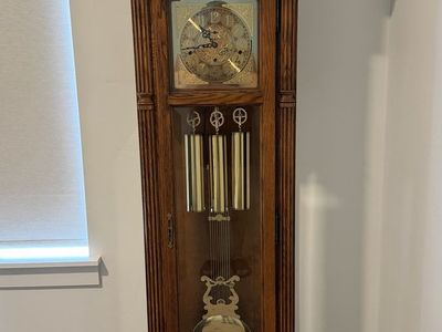 Howard Miller Grandfather Clock – Beautiful Oak Finish