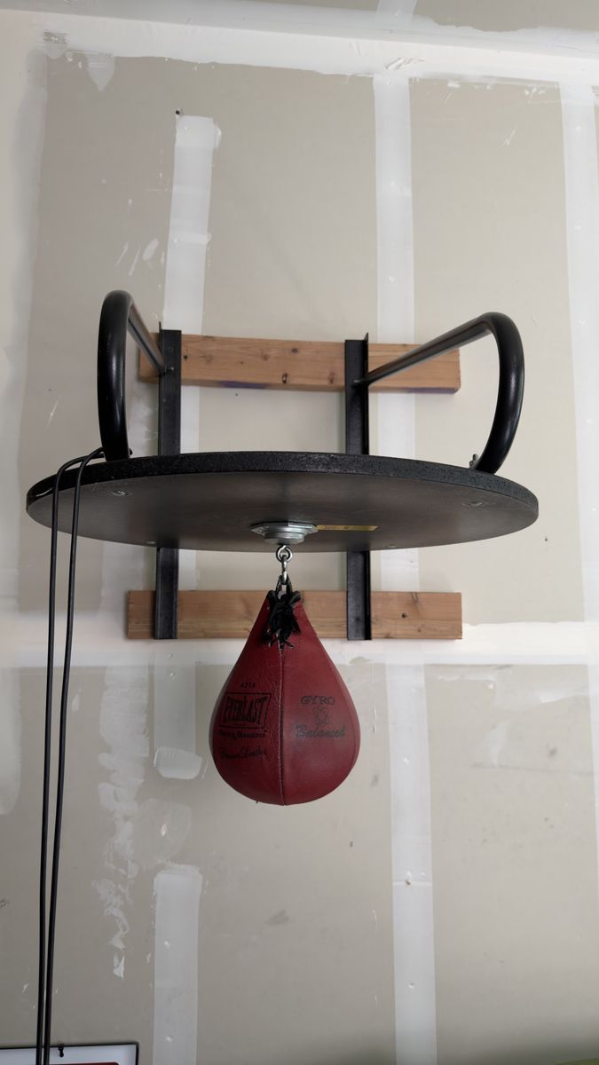 Everlast Speed Bag Platform with Gyro Balanced Speed Bag - Red, Used, Great Condition