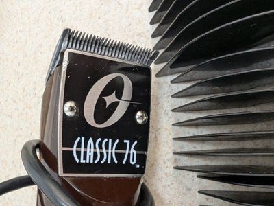 Oster 76 Clippers w/ 2 metal clips, 10pc Guard Set