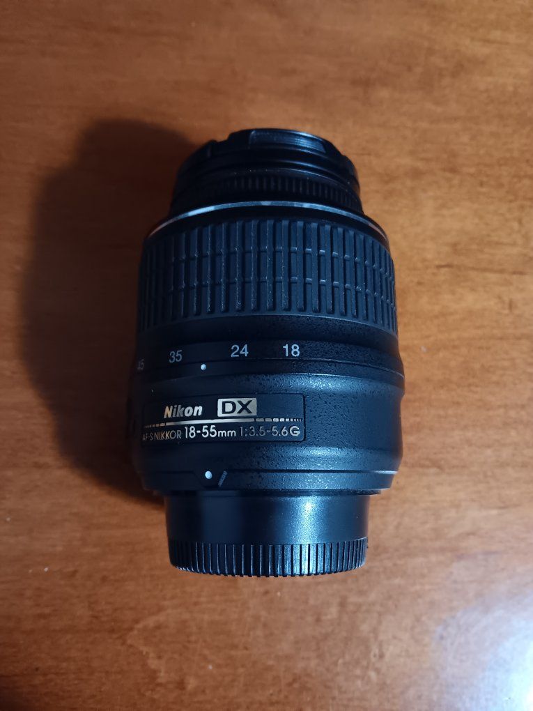 Nikon AF-S DX NIKKOR 18-55mm f/3.5-5.6G VR Lens.