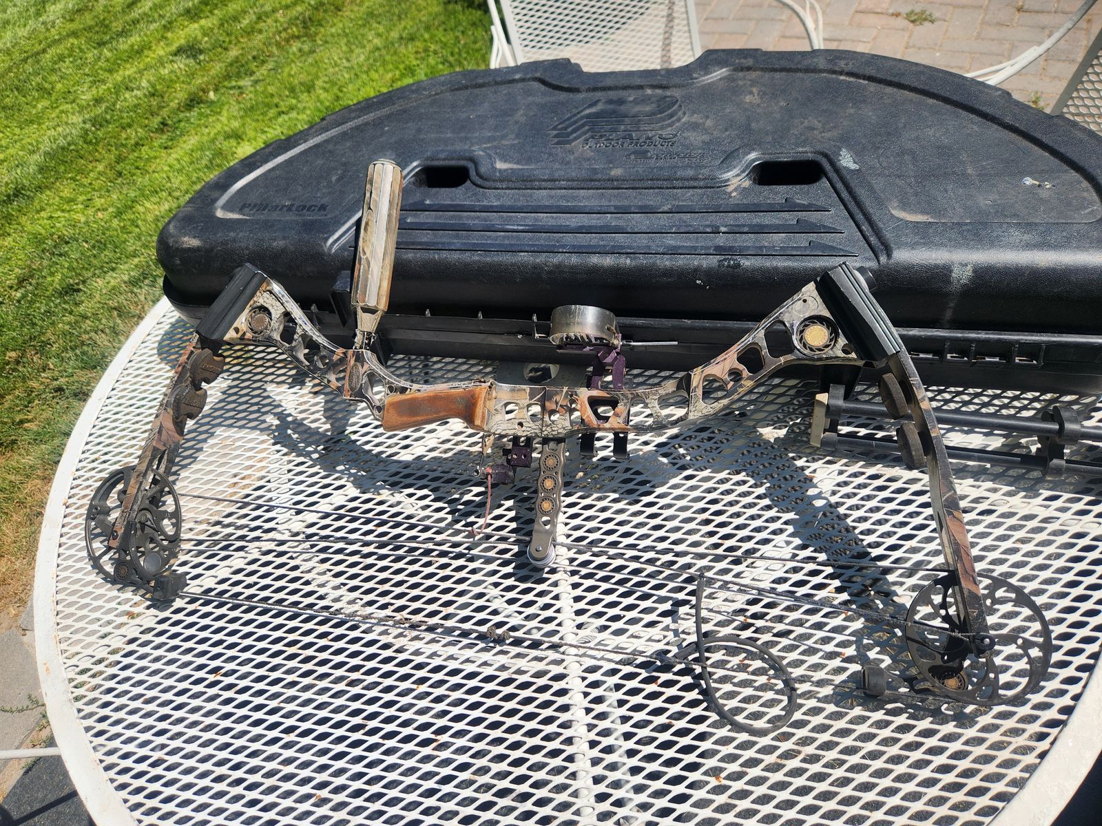 Compound bow, quiver, sight, stabilizer and case