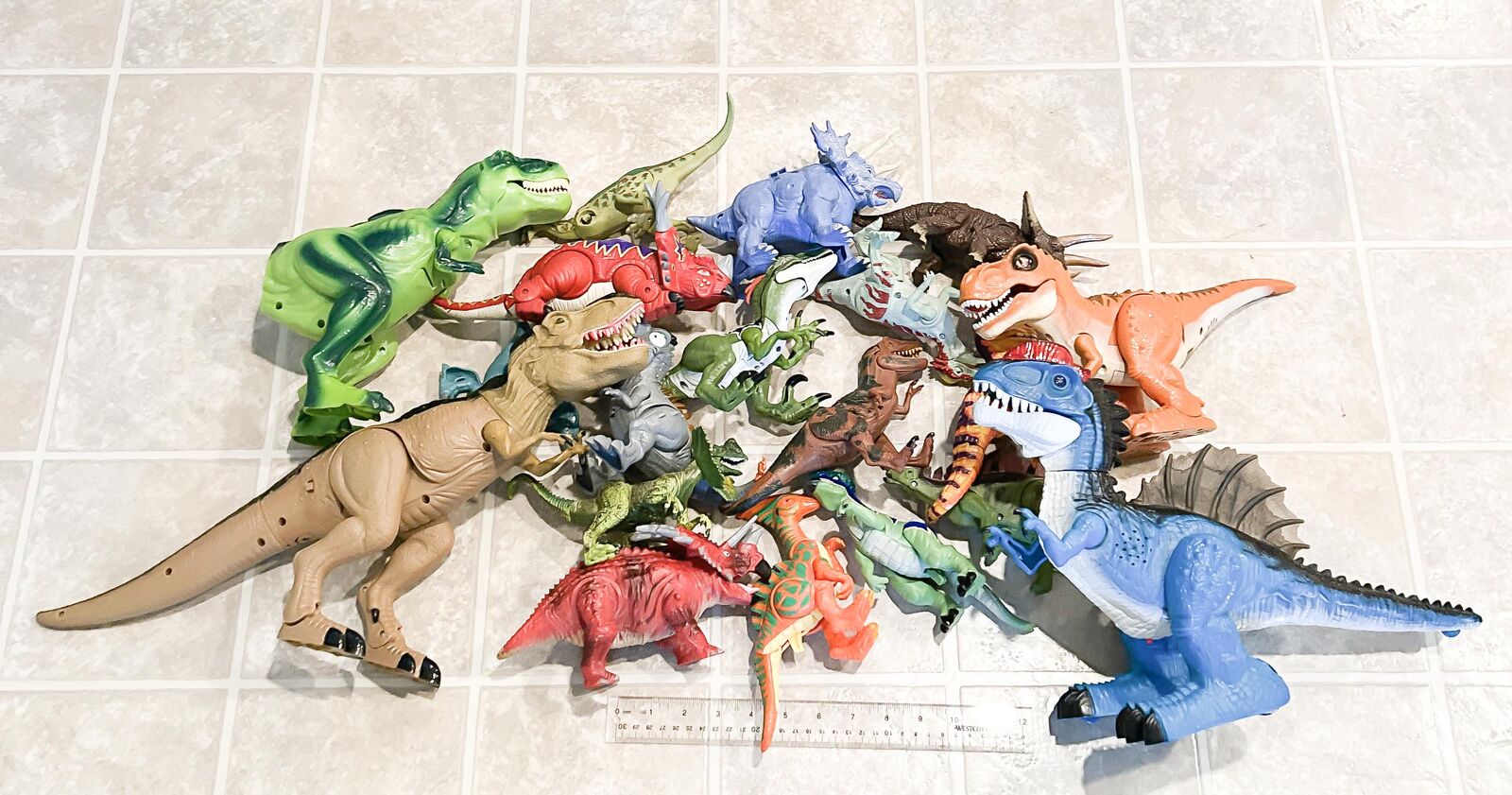 Large dinosaur toy lot of 19 figures - some make sounds.