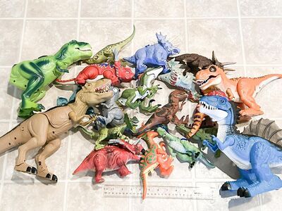 Large dinosaur toy lot of 19 figures - some make sounds.