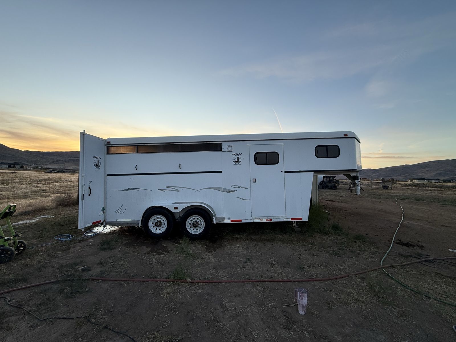 1998 Circle J Arrow III Gooseneck Horse Trailer