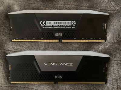 32 GB DDR5-3000 RAM (Corsair Vengeance)