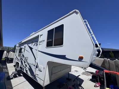 2006 Ragen 30-05 Toy Hauler Travel Trailer Fifth Wheel.