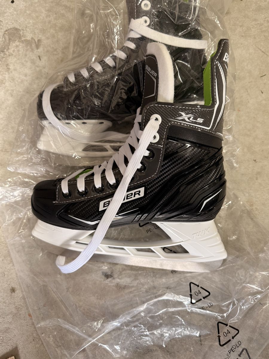 Youth Hockey Skates/Shoulder pads