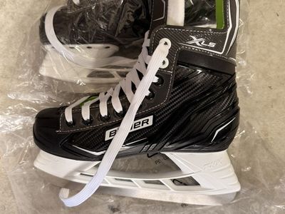 Youth Hockey Skates/Shoulder pads