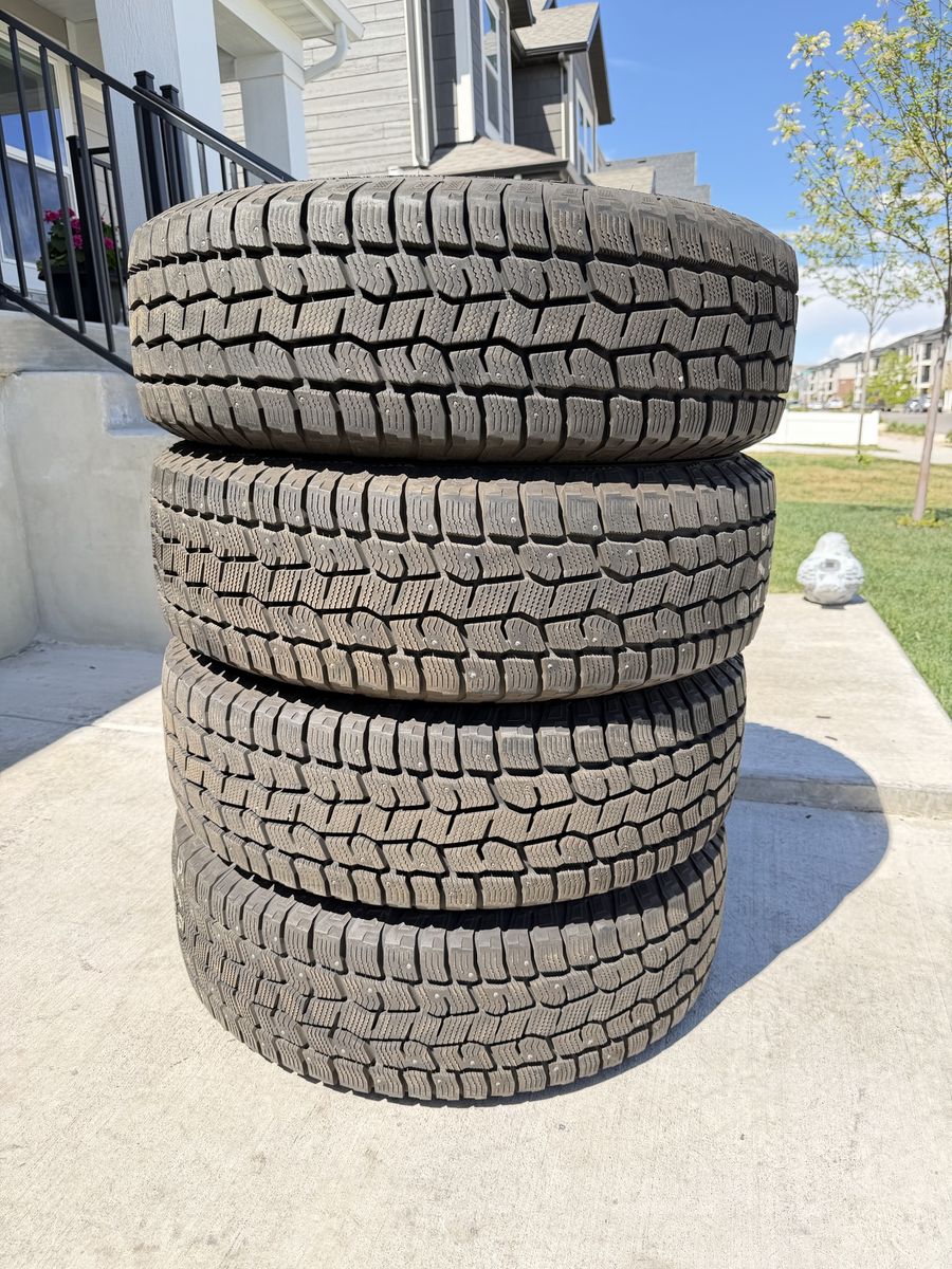 275/65R20 Cooper Discoverer Snow Claw Load E