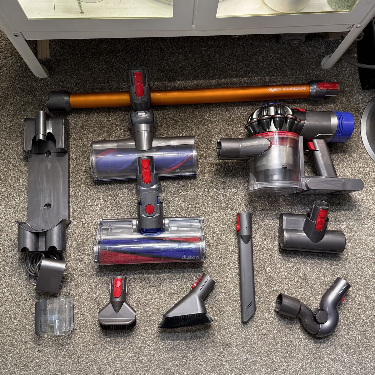 CLEAN Dyson v8 absolute vacuum