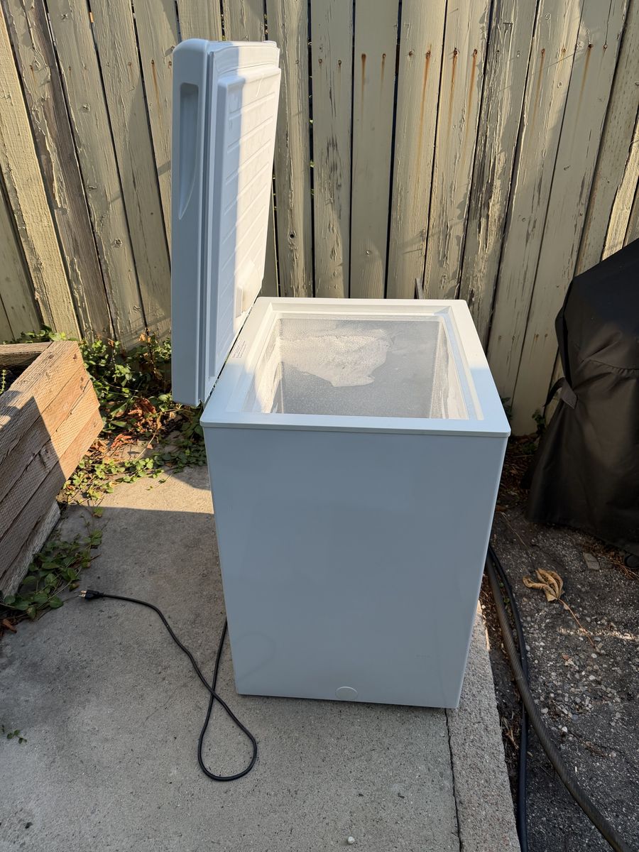 Vissani White Chest Freezer - 5 cu ft