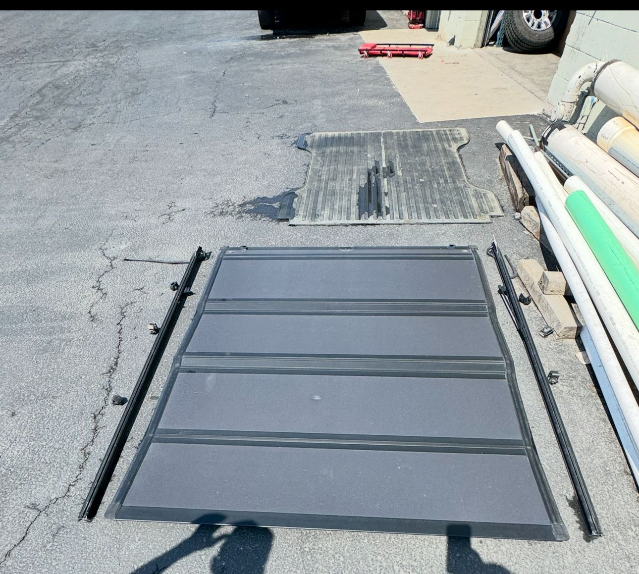 Flat tonneau cover with bed mat