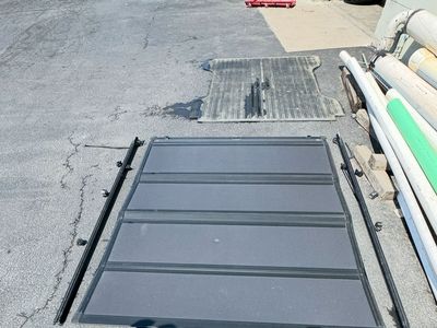 Flat tonneau cover with bed mat