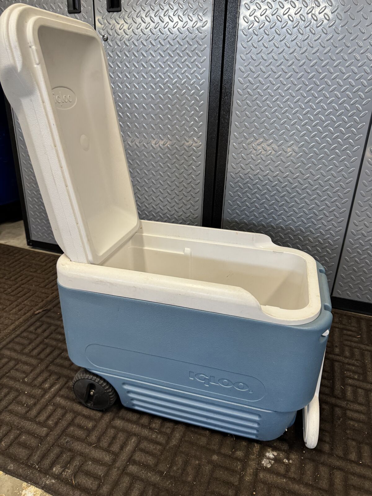 Igloo Max 40 Quart Rolling Cooler