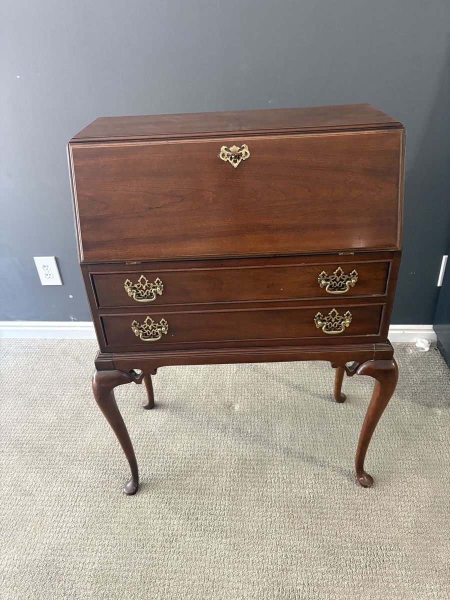 Beautiful queen and style mahogany secretary desk