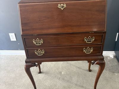 Beautiful queen and style mahogany secretary desk