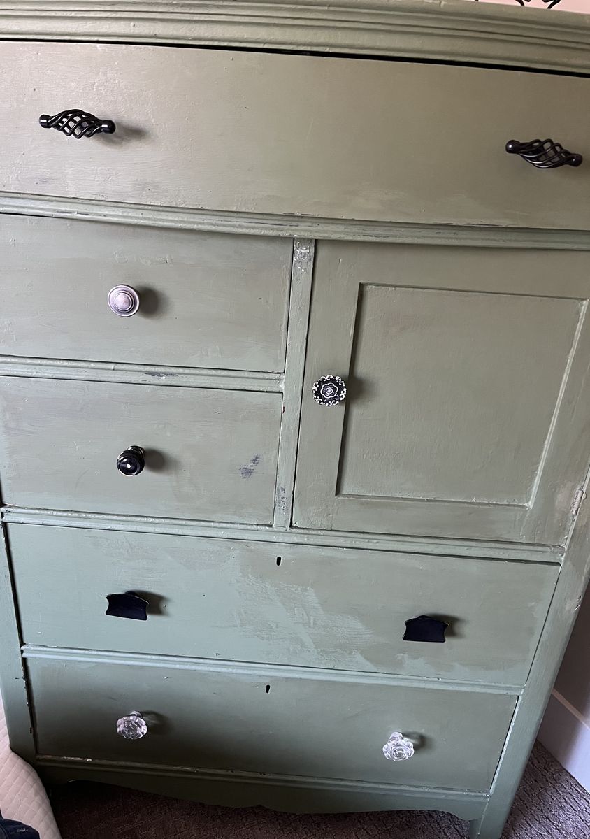 *VINTAGE DRESSER*