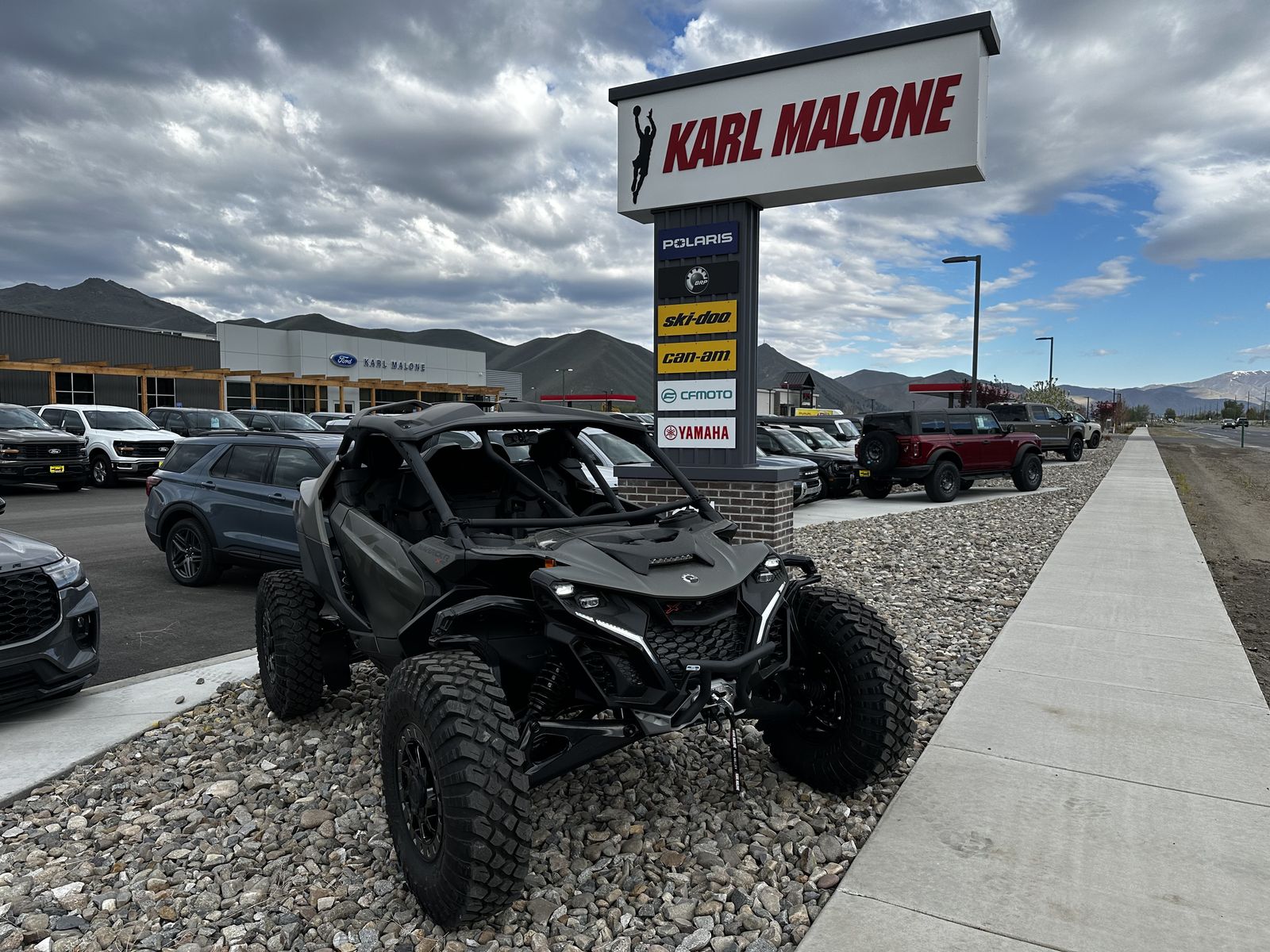 2026 Can-Am Maverick R X RC Green Satin - B01036