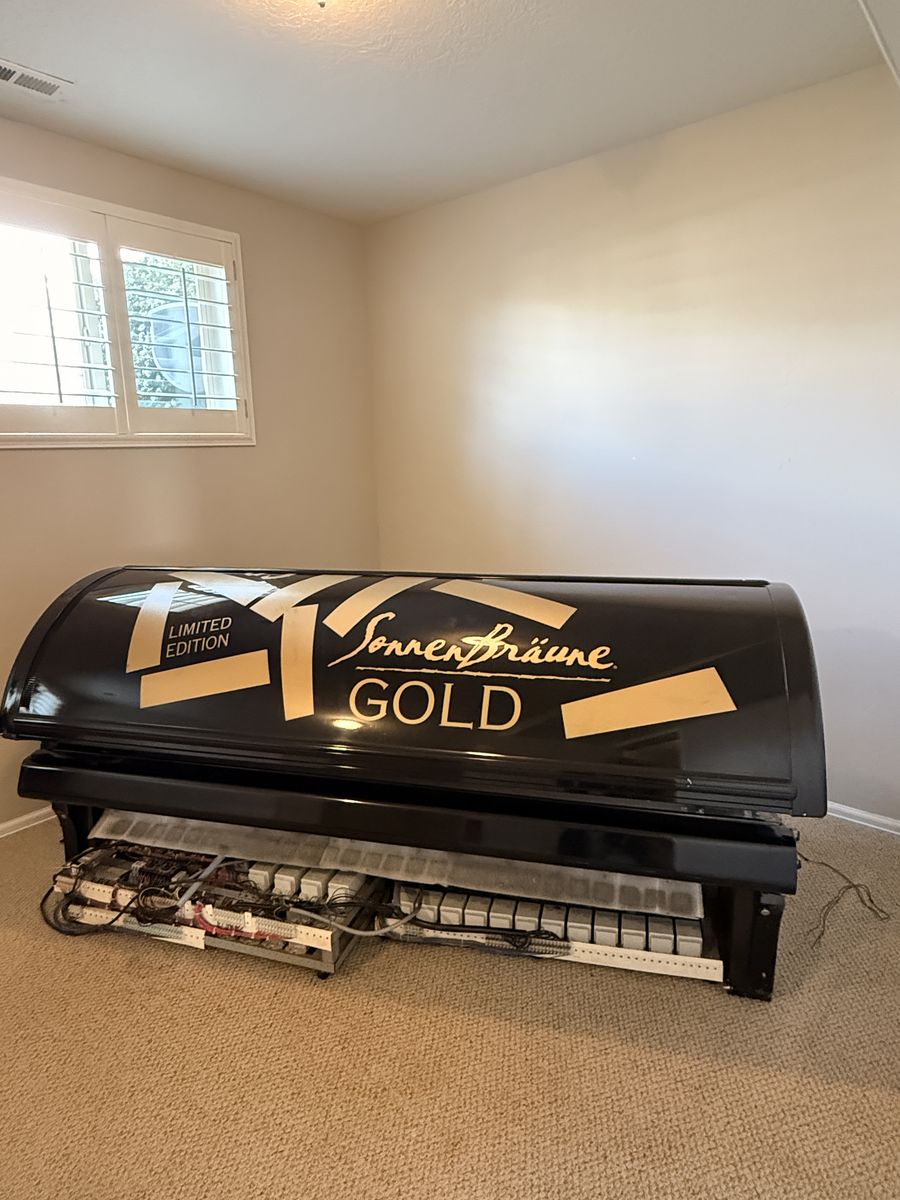 Limited Edition Sonnen Braun’s Gold Tanning Bed - Bulbs and Fan Included