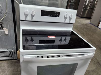 BEAUTIFUL WHITE WHIRLPOOL GLASS TOP RANGE! W-WARRANTY