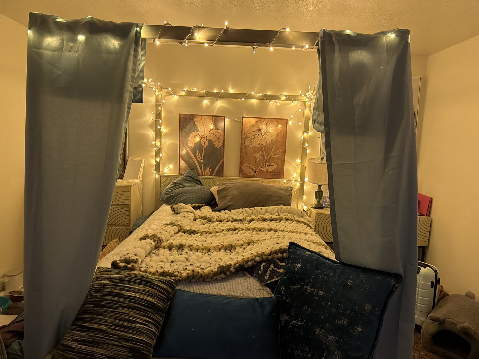 Canopy bed room set of seven pieces