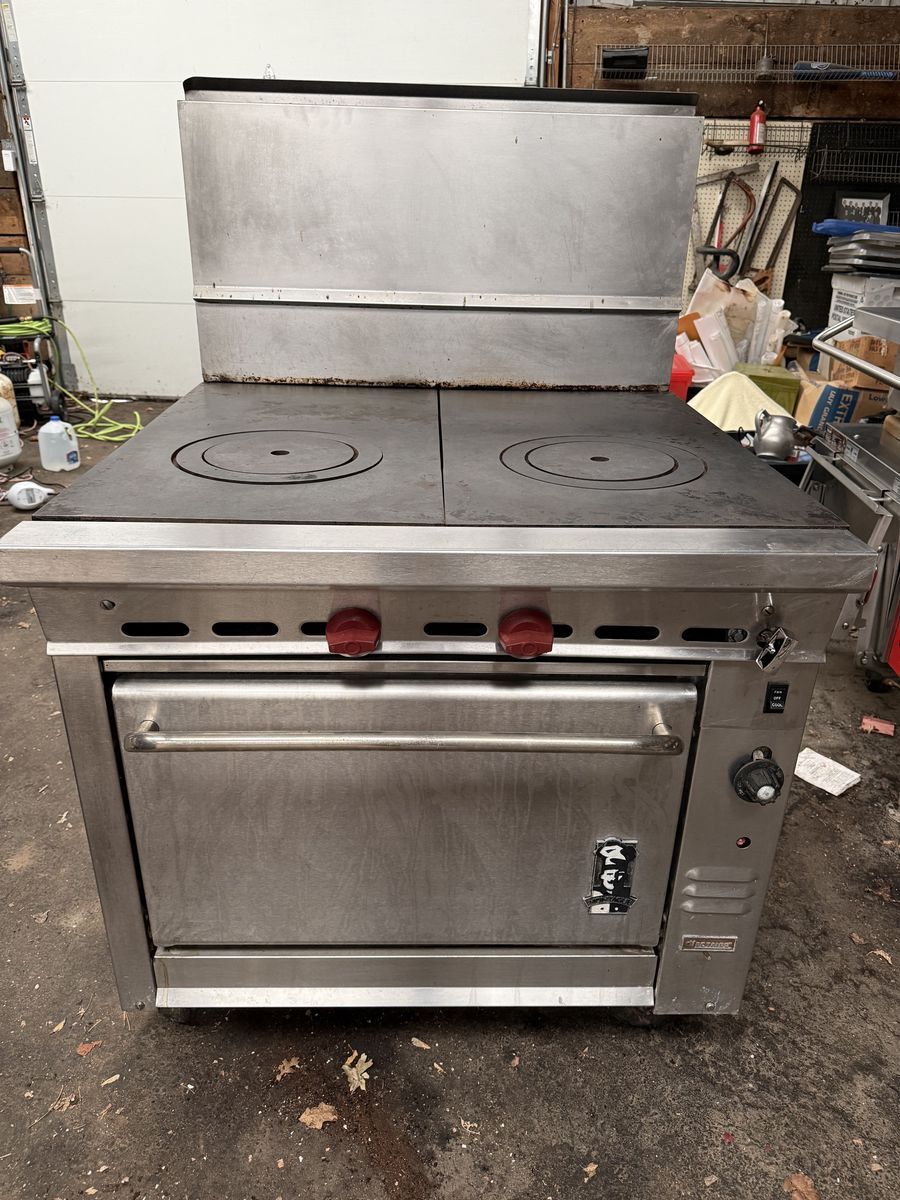 Montague Heavy Duty Gas Cooktop w/ Convection Oven