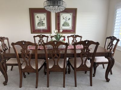 Elegant traditional Dining Room Set