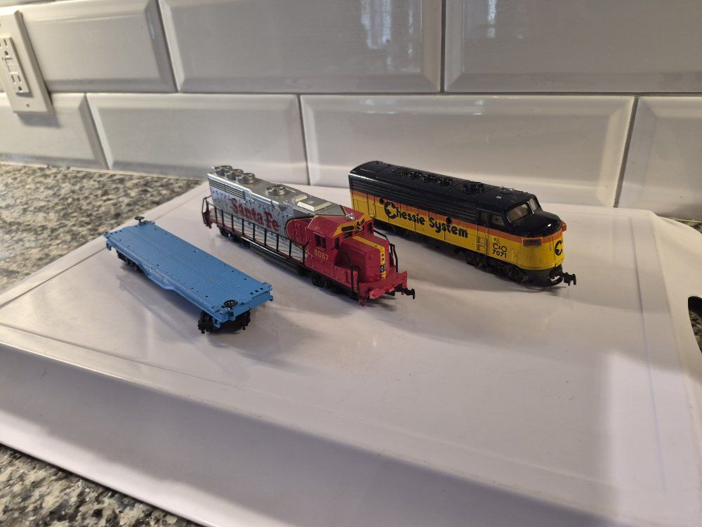 Vintage Model Train Cars Lot - Santa Fe, Chessie System C&O 7071, Georgia-Pacific Flatcar