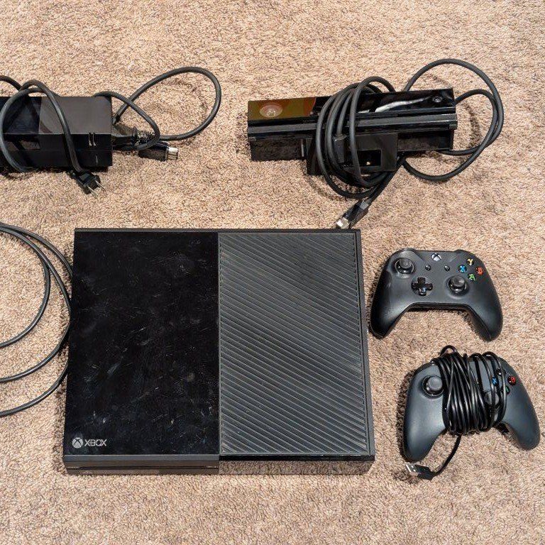 Xbox One Bundle (Kinect + 2 Controllers)