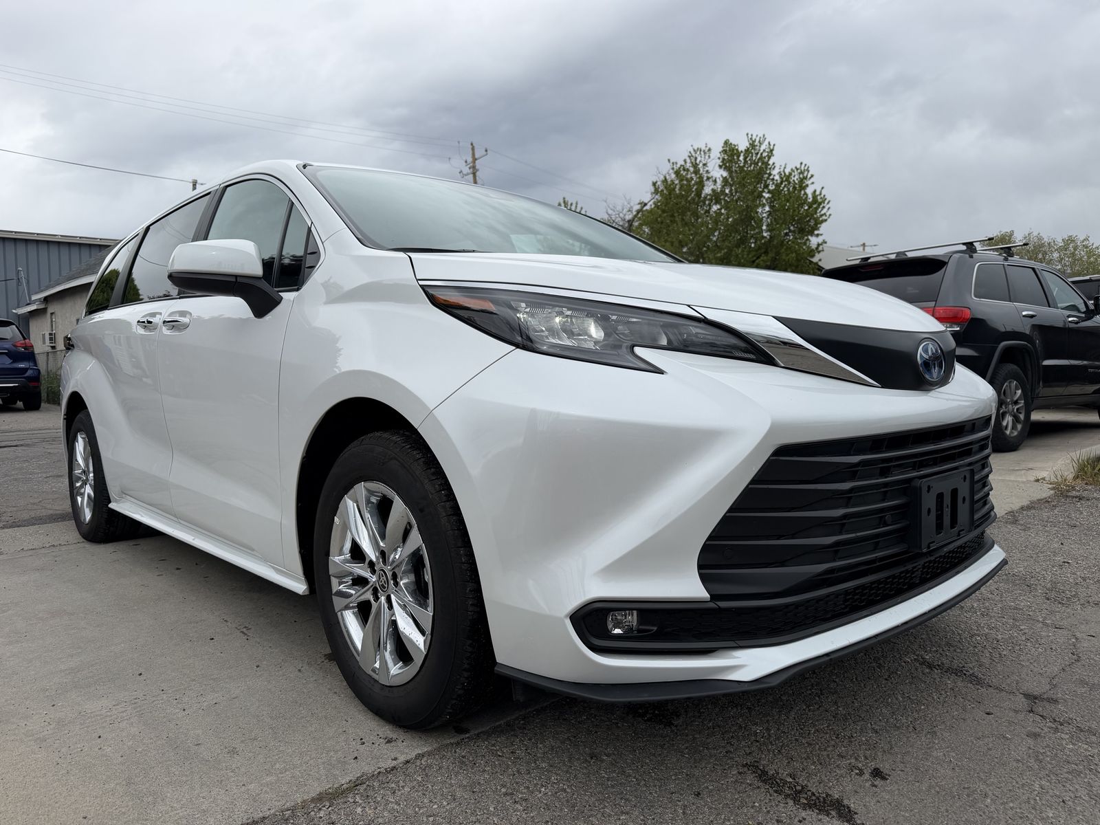 2025 Toyota Sienna XLE Premium 7-Passenger — rebuilt & branded title, 8% below market