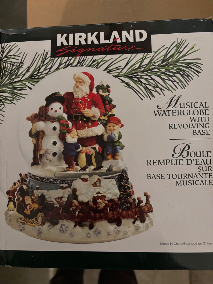 LARGE MUSICAL CHRISTMAS SNOW GLOBE