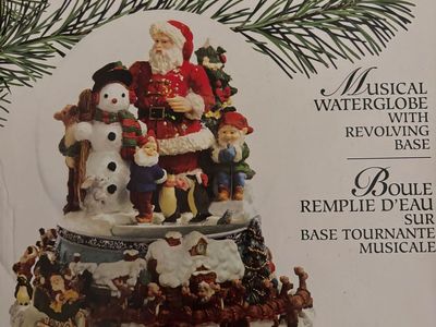 LARGE MUSICAL CHRISTMAS SNOW GLOBE