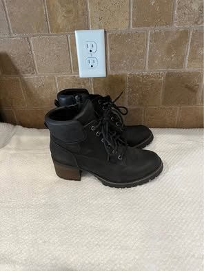 CROWN VINTAGE CALISTA -  Black Lace-Up Boots - Size 9