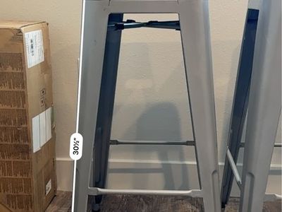 4 Bar Stools / Tanurete Alto