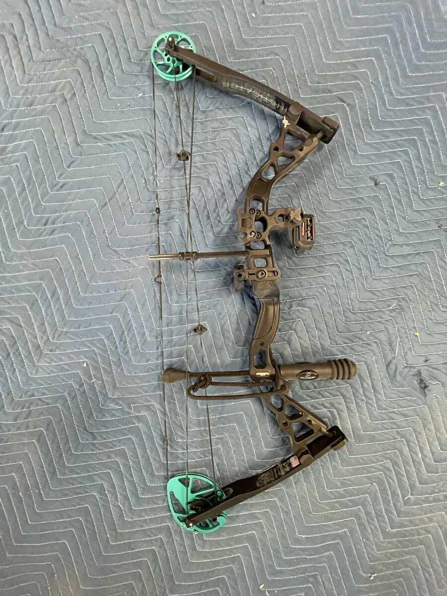 Diamond Instigator by BowTech Compound Bow with Teal Cams - Draw Weight 27, Draw Length 65