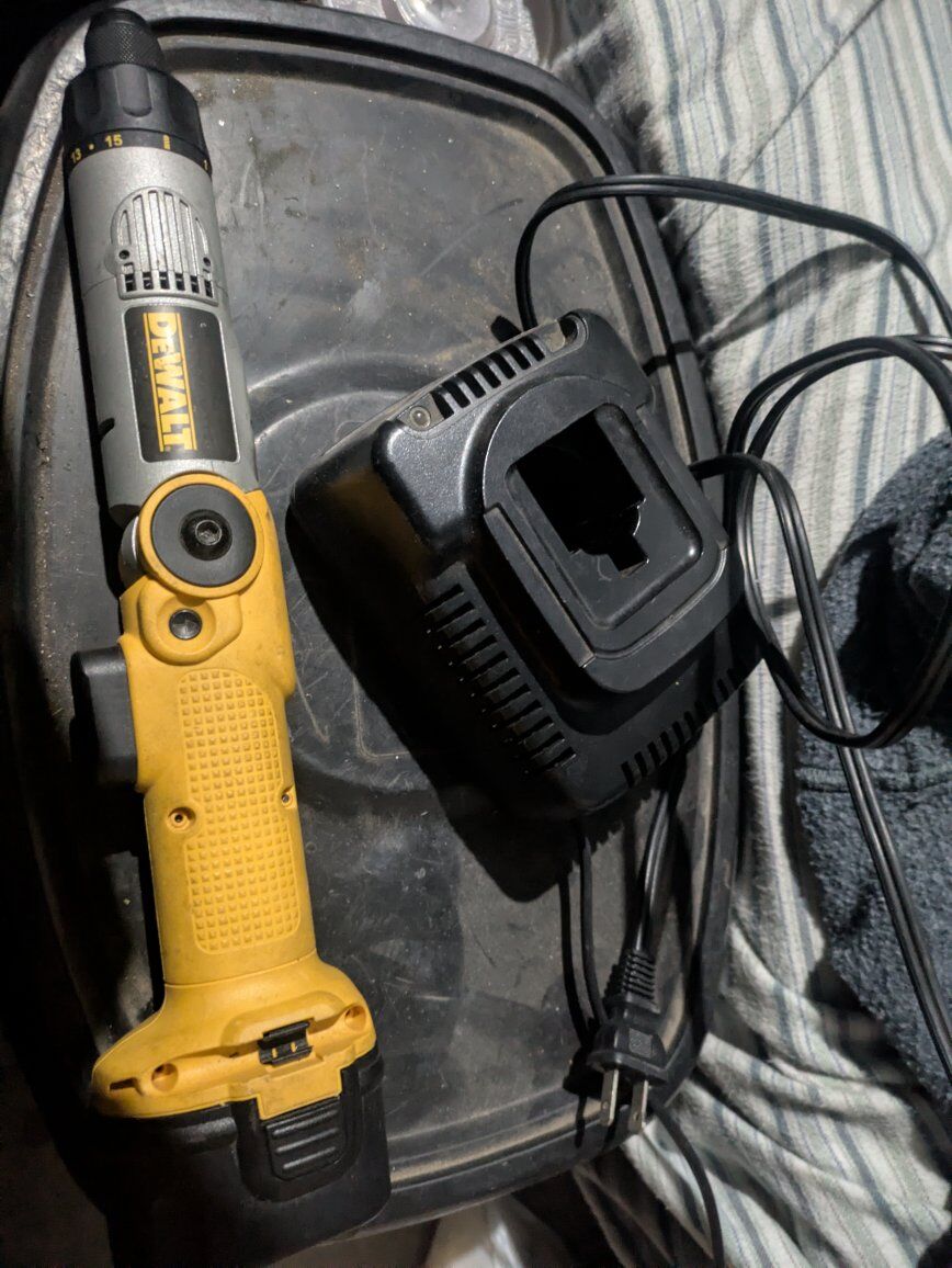 Bundle DeWalt Cordless Screwdriver level & flashli