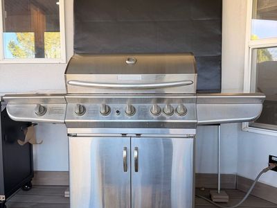 Strathwood Five-Burner Natural Gas Barbecue Grill with Side Burner