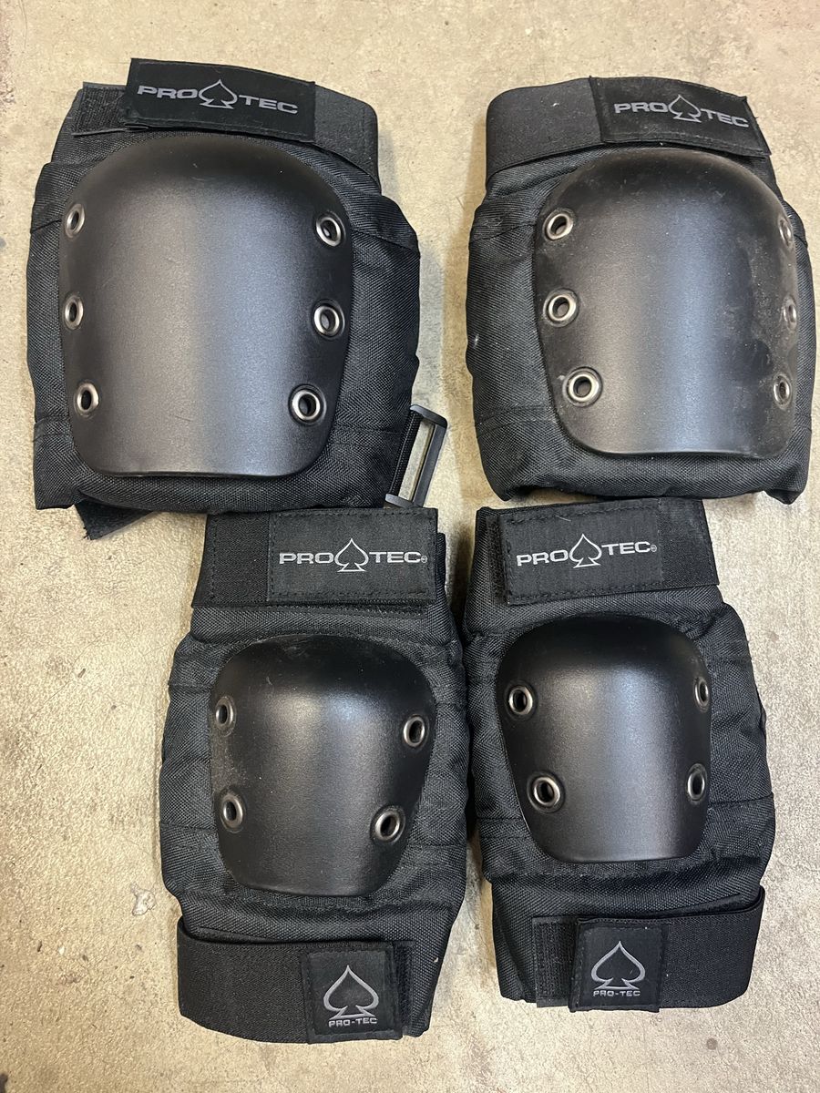 Pro tec skateboard knee and elbow pads