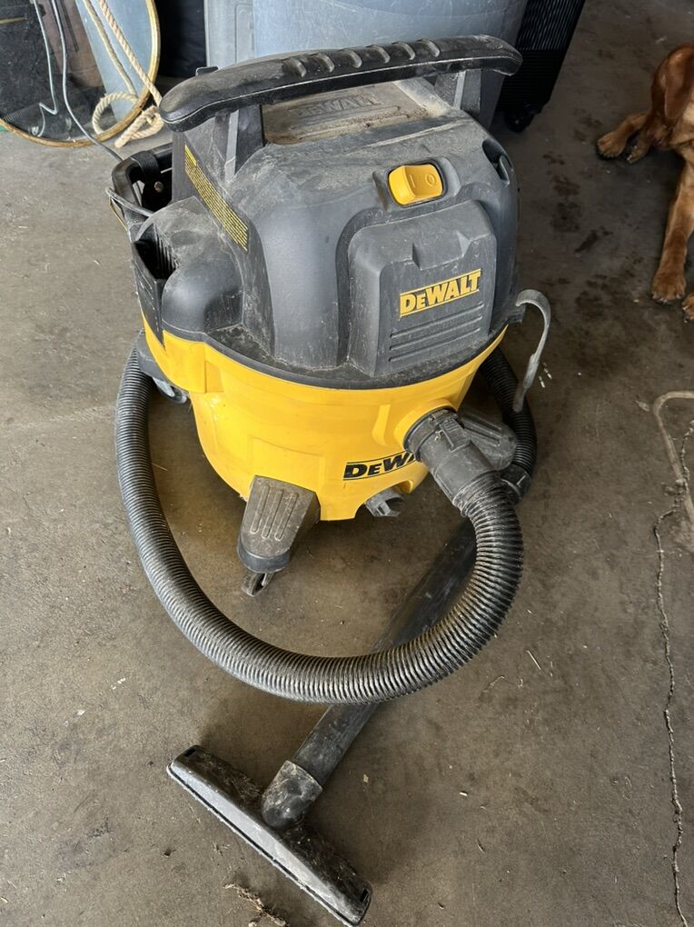 DEWALT 9-Gallon 5 HP Corded Wet/Dry Shop Vacuum