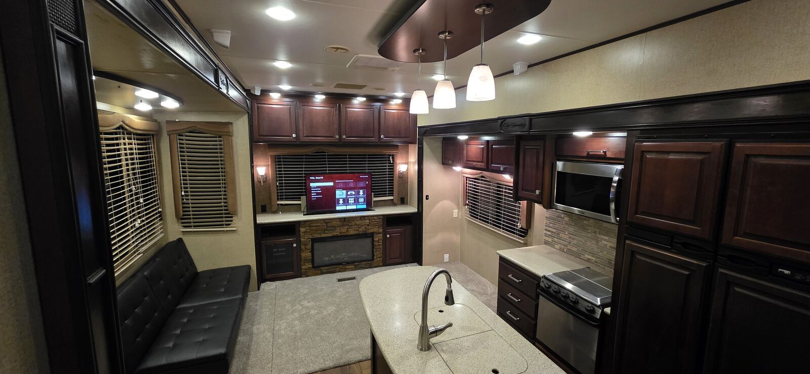 2014 Big Country 35 feet | Cold weather package | 3 Slides | One owner | 2 A/C