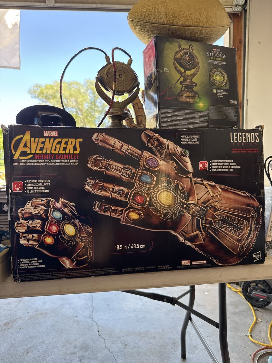 Marvel Legends Series Avengers Infinity Gauntlet Electronic Replica and Dr Strange Eye of Agamotto