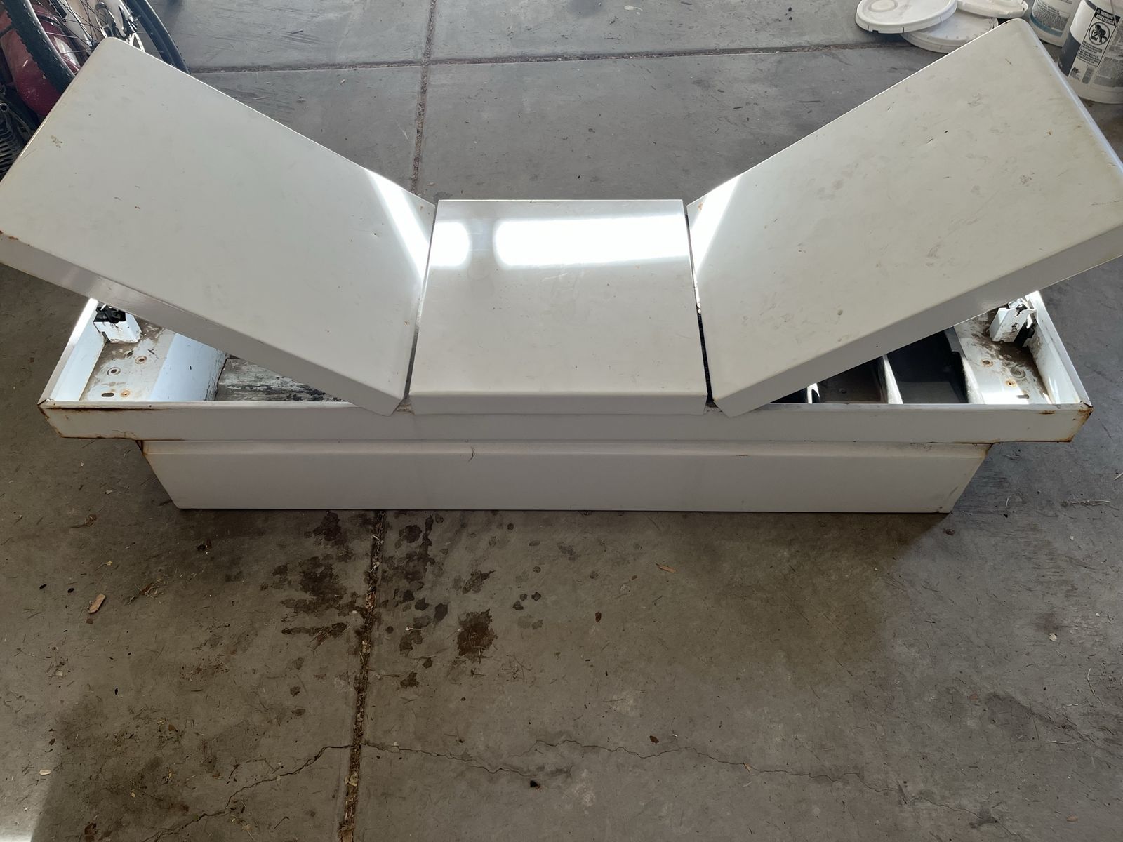 White Metal Truck Tool Box with Gull-Wing Lids