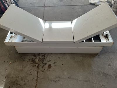 White Metal Truck Tool Box with Gull-Wing Lids