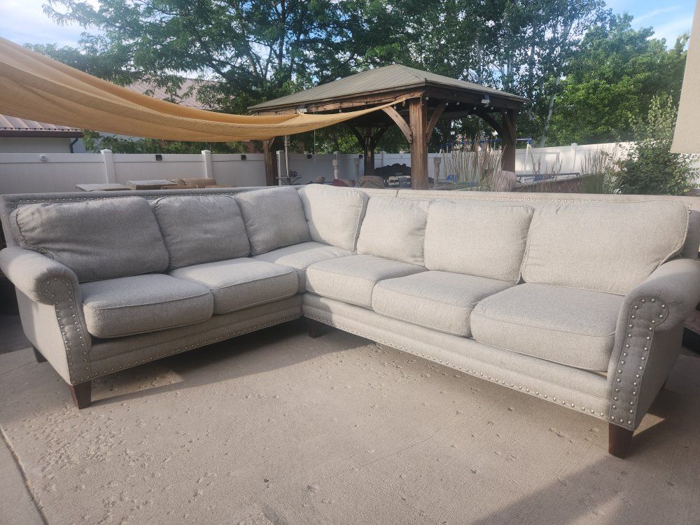 Large L-Shaped Sectional Sofa – Light Gray