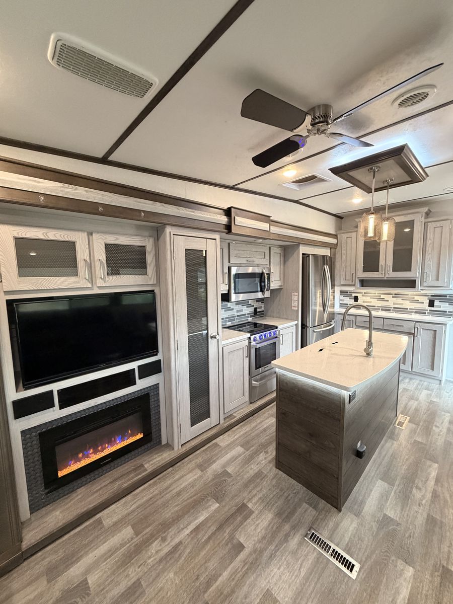 2020 Keystone Montana High Country 331RL (10th Anniversary)
